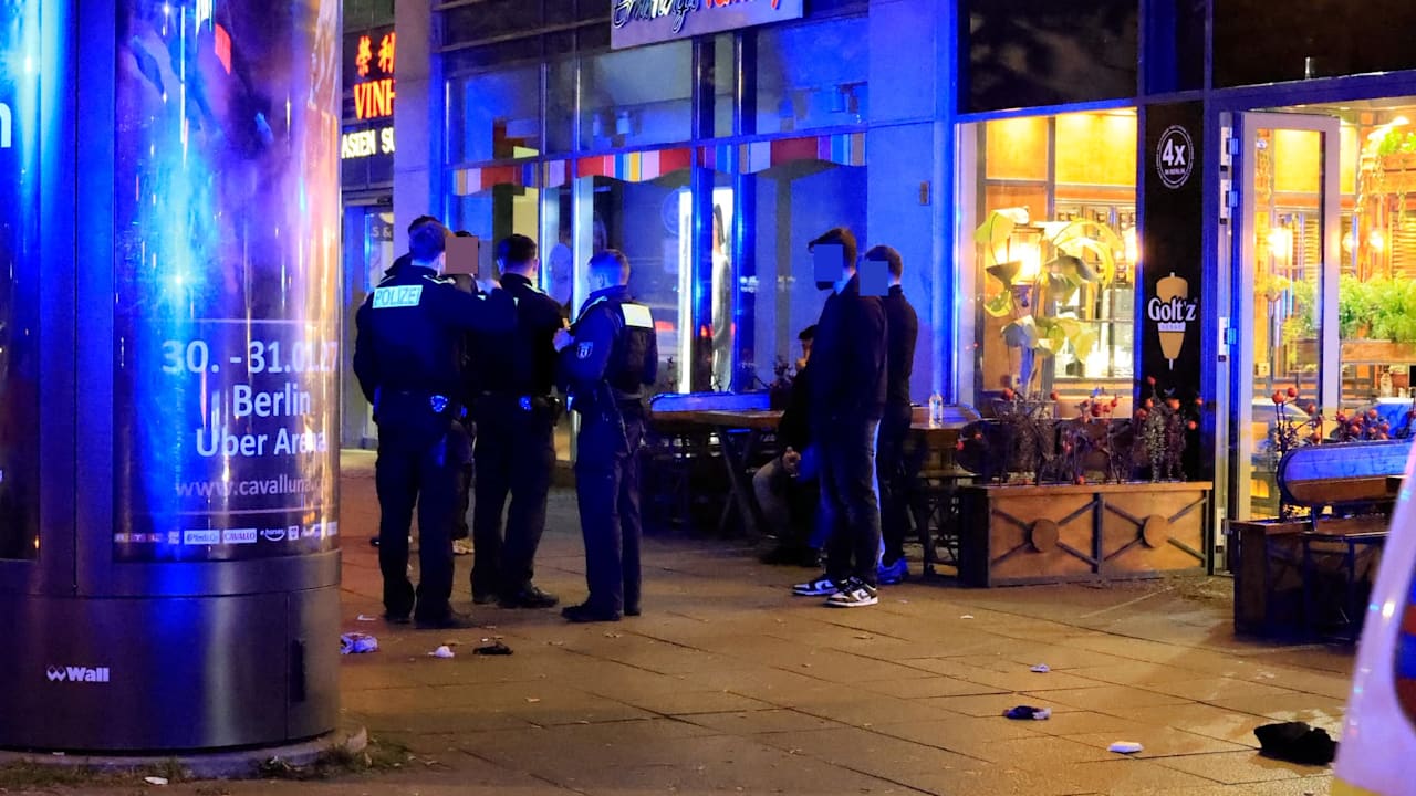 Messerangriff vor Berliner Dönerimbiss: 28-Jähriger am Gesäß verletzt