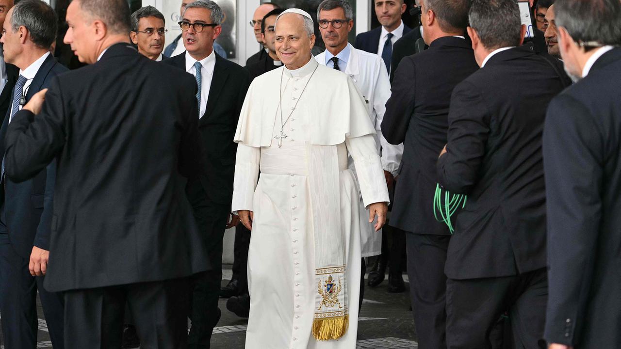 Papst Leo XIV. zeigt sich nach Lungenoperation öffentlich