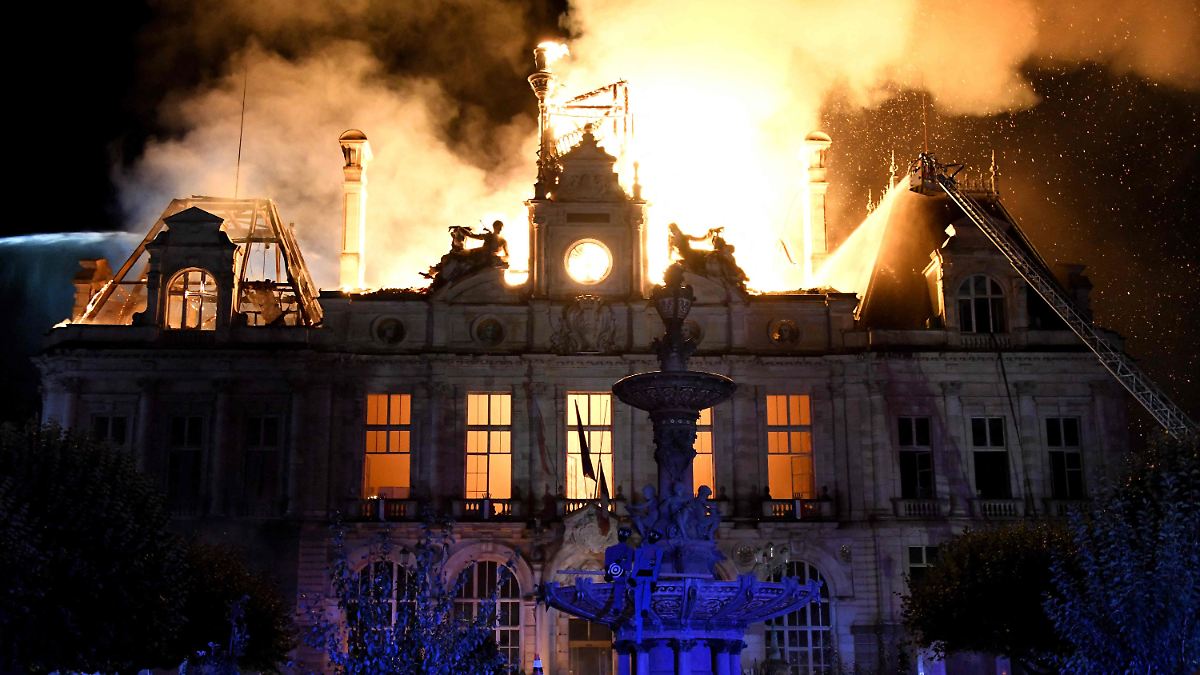 Schwere Ausschreitungen in Frankreich: Rathaus von Limoges brennt