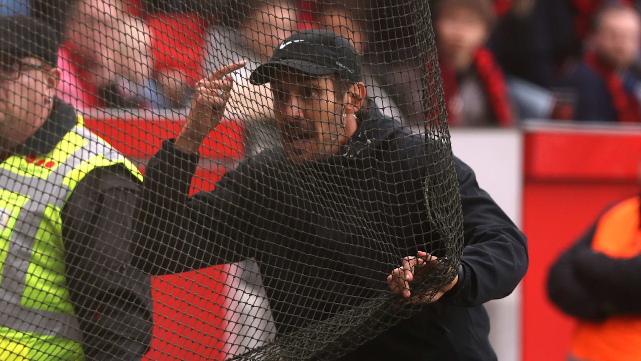 Tennisbälle und Rauchbomben: Freiburgs Trainer Schuster kritisiert Fan-Protest