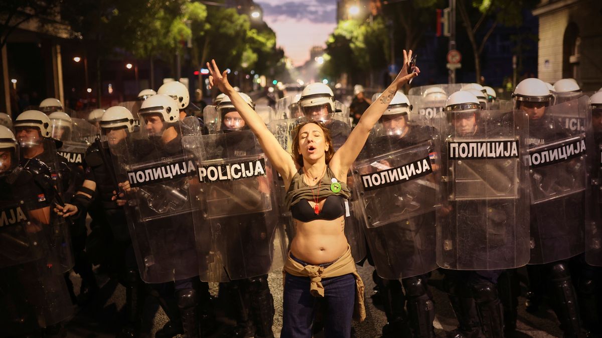 Serbiens Präsident Vučić gerät durch Dauerproteste und Wahlen unter Druck