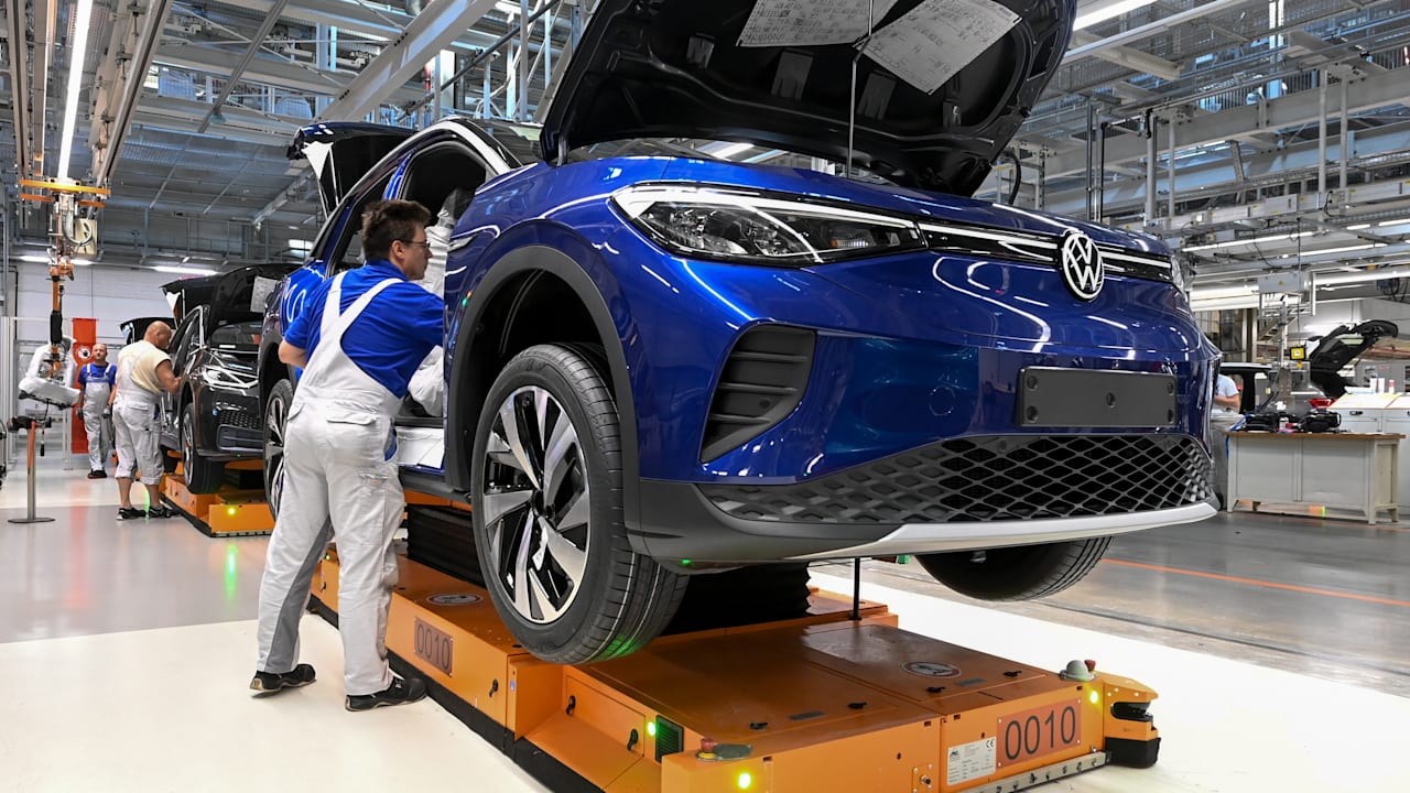 Volkswagen plant weitere 12.000 Stellen abzubauen – IG Metall droht mit Arbeitskampf