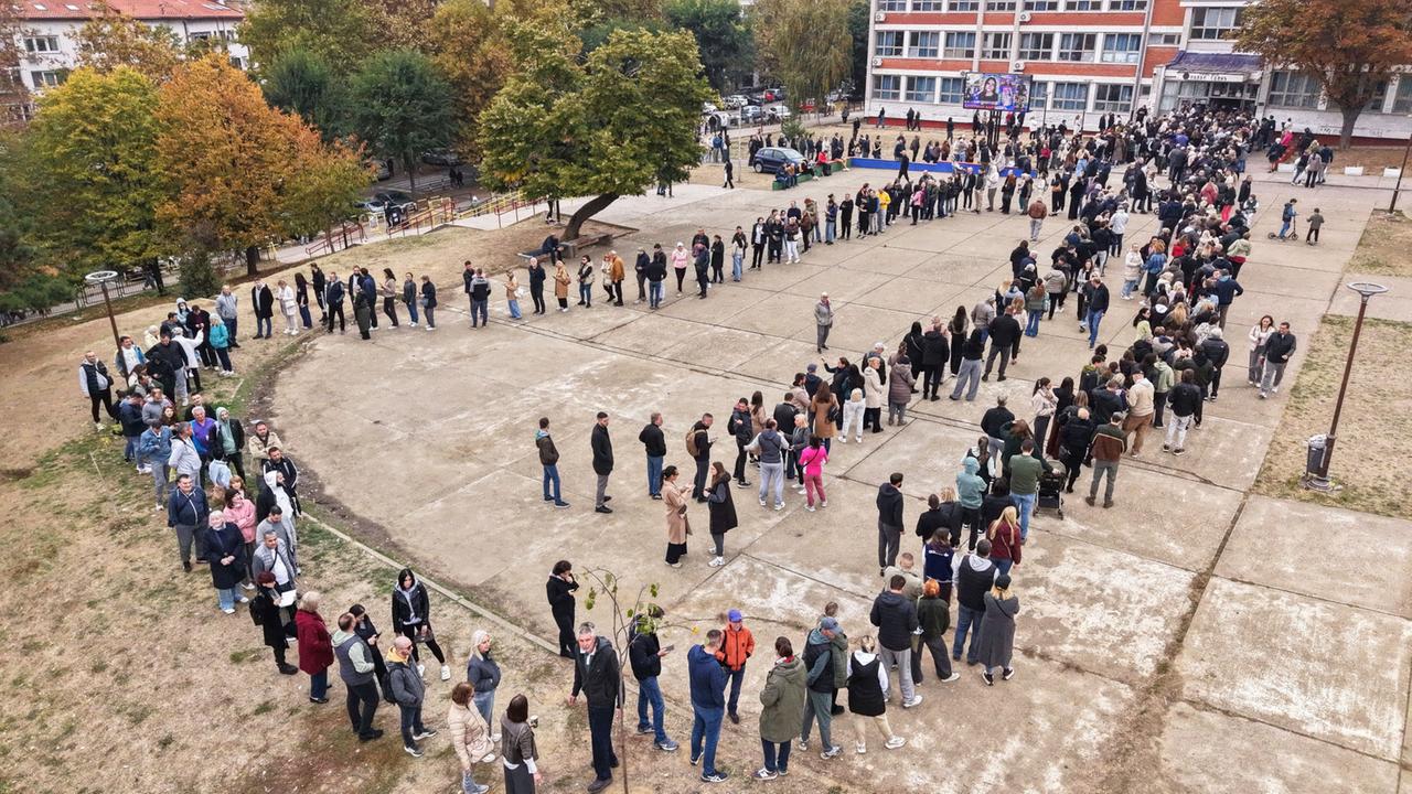 Serbien wählt: Hohe Beteiligung und neue Vorwürfe gegen Vucic-Partei